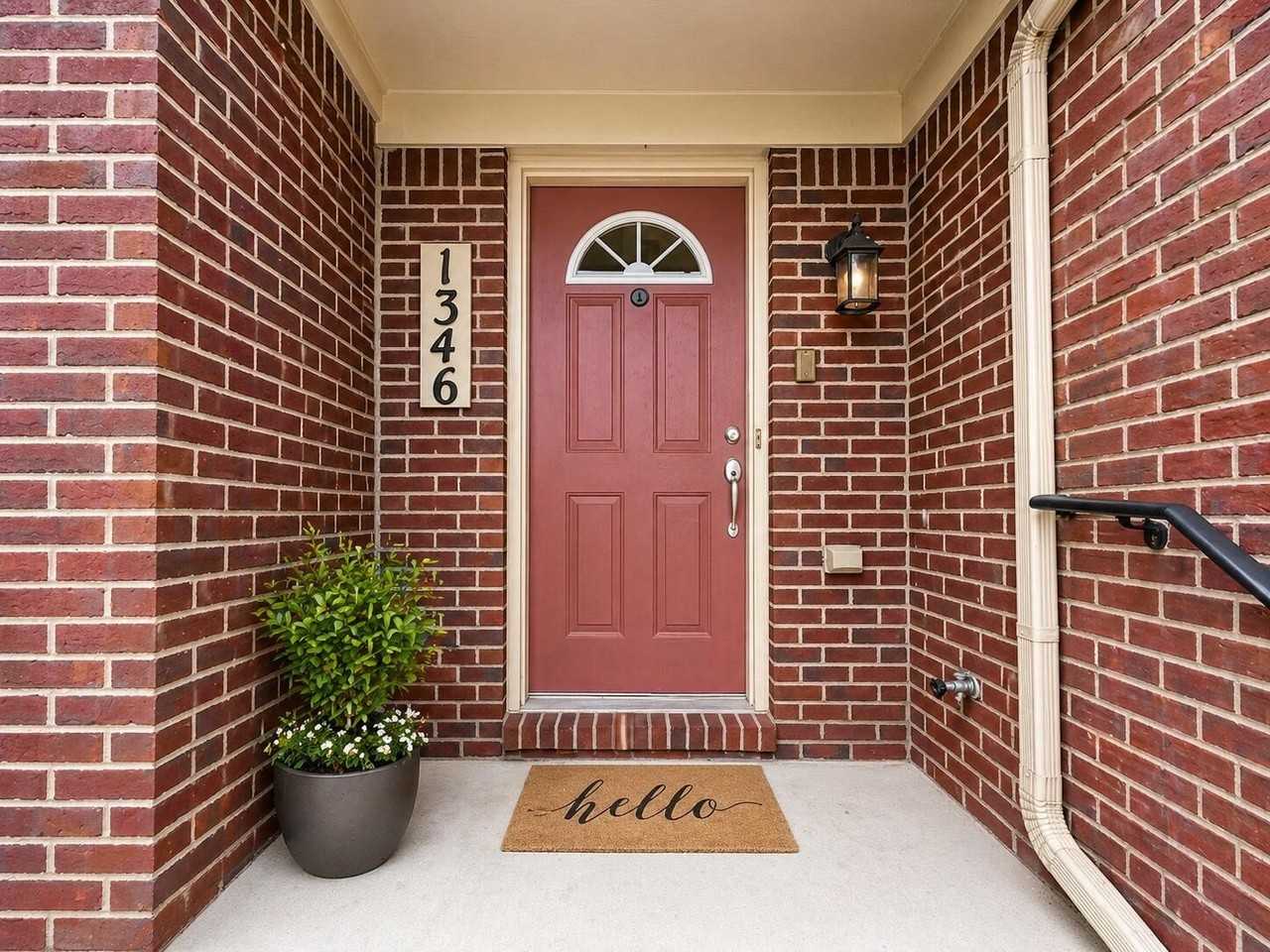 1346 Hillcrest Dr - Photo 3 of 14