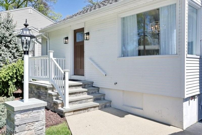 28 Minnehaha Blvd - Photo 2 of 34