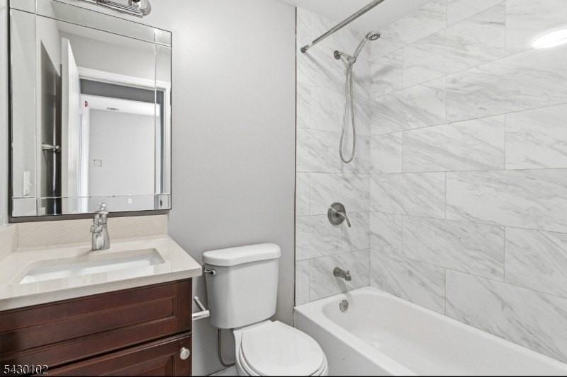 456 Avon Ave #33L - Photo 6 of 9