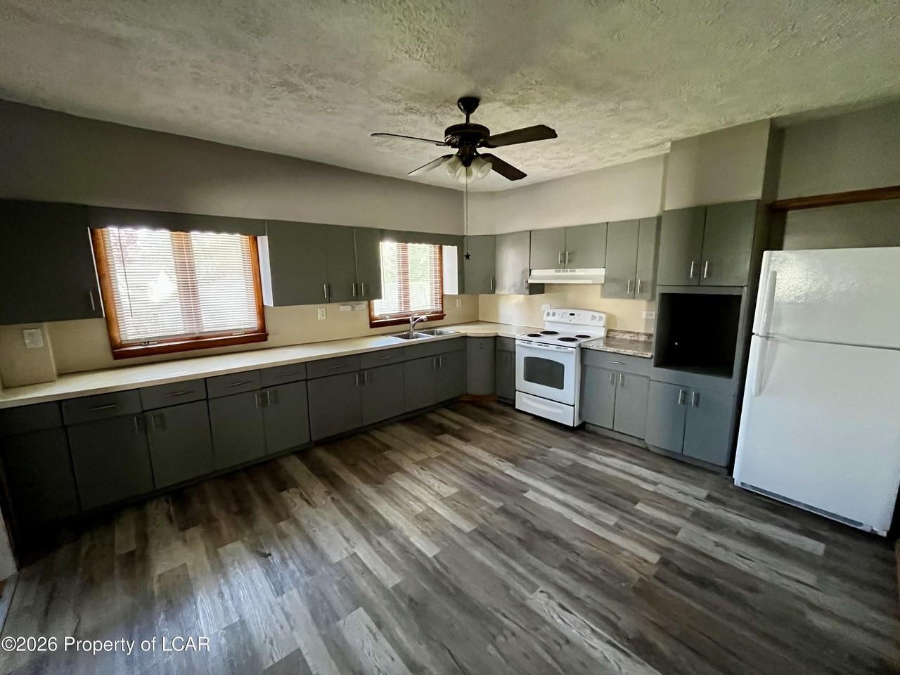 61 W Main St - Photo 4 of 11