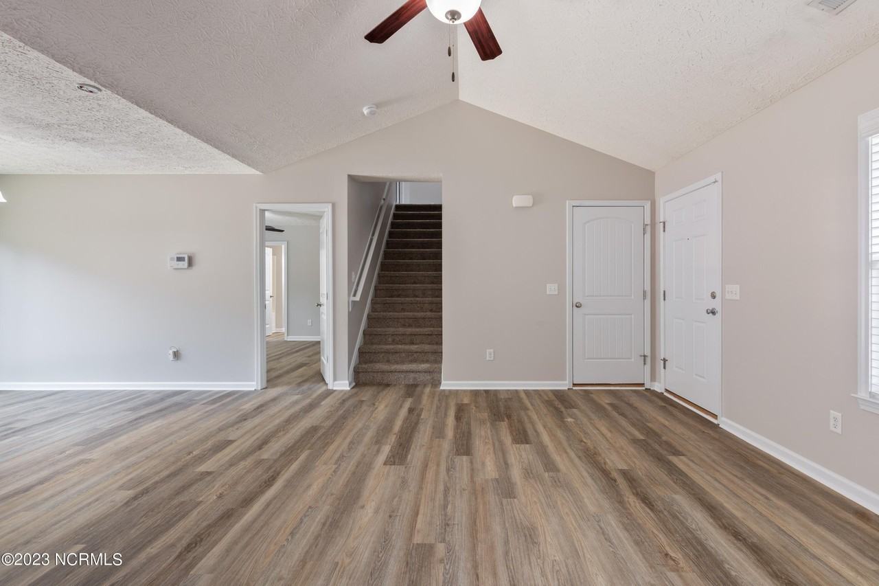340 Rose Bud Ln - Photo 3 of 18