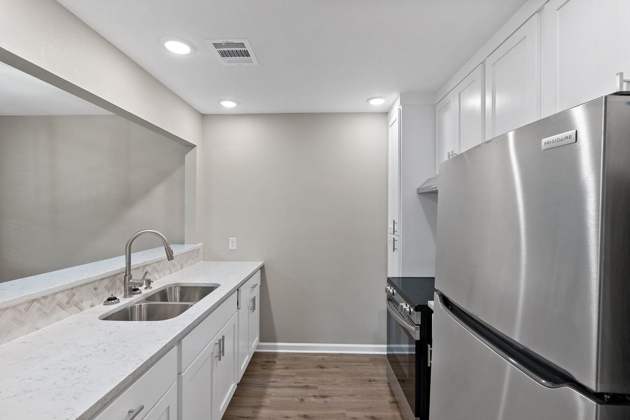 700 South Sims Avenue - Photo 3 of 25