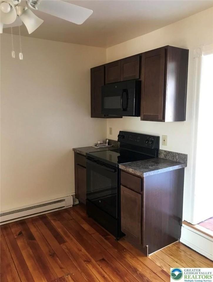 139 N 10th St #3 - Photo 3 of 13