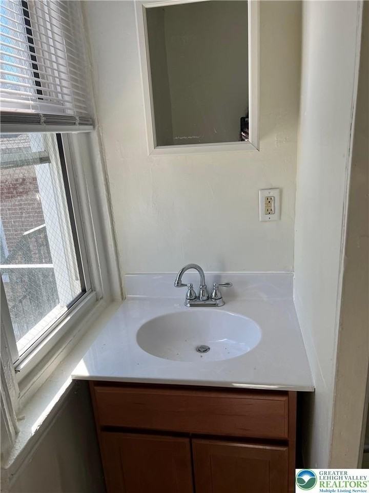 136 Bushkill St #4 - Photo 5 of 17