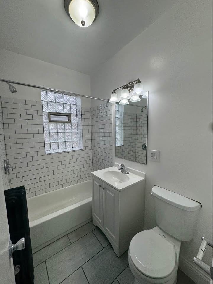4756 N Maplewood Ave #108 - Photo 6 of 7