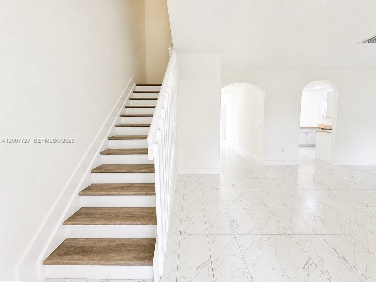 841 Sw 6th St - Photo 2 of 10