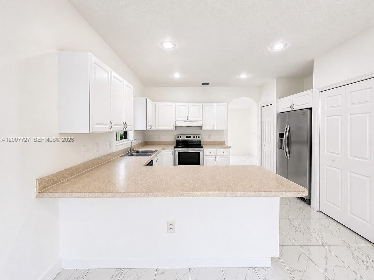 841 Sw 6th St - Photo 3 of 10