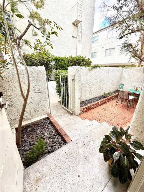 11738 Moorpark St #A - Photo 2 of 7