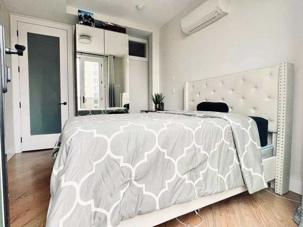 Private Bedroom in 4 Bedroom/2 Bathroom Home - Photo 4 of 10