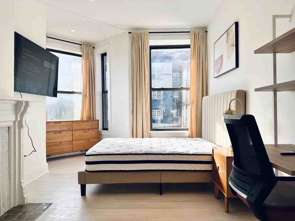 Private Bedroom in 5 Bedroom/2 Bathroom Home - Photo 2 of 17