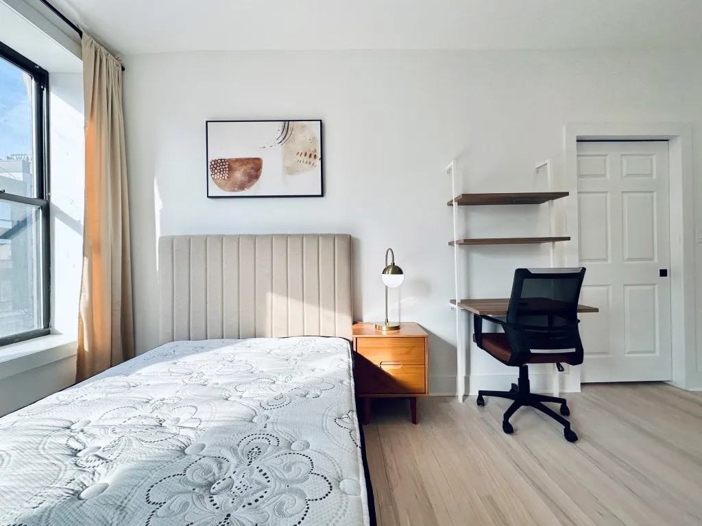 Private Bedroom in 5 Bedroom/2 Bathroom Home - Photo 3 of 17