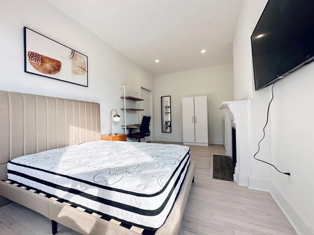 Private Bedroom in 5 Bedroom/2 Bathroom Home - Photo 4 of 17