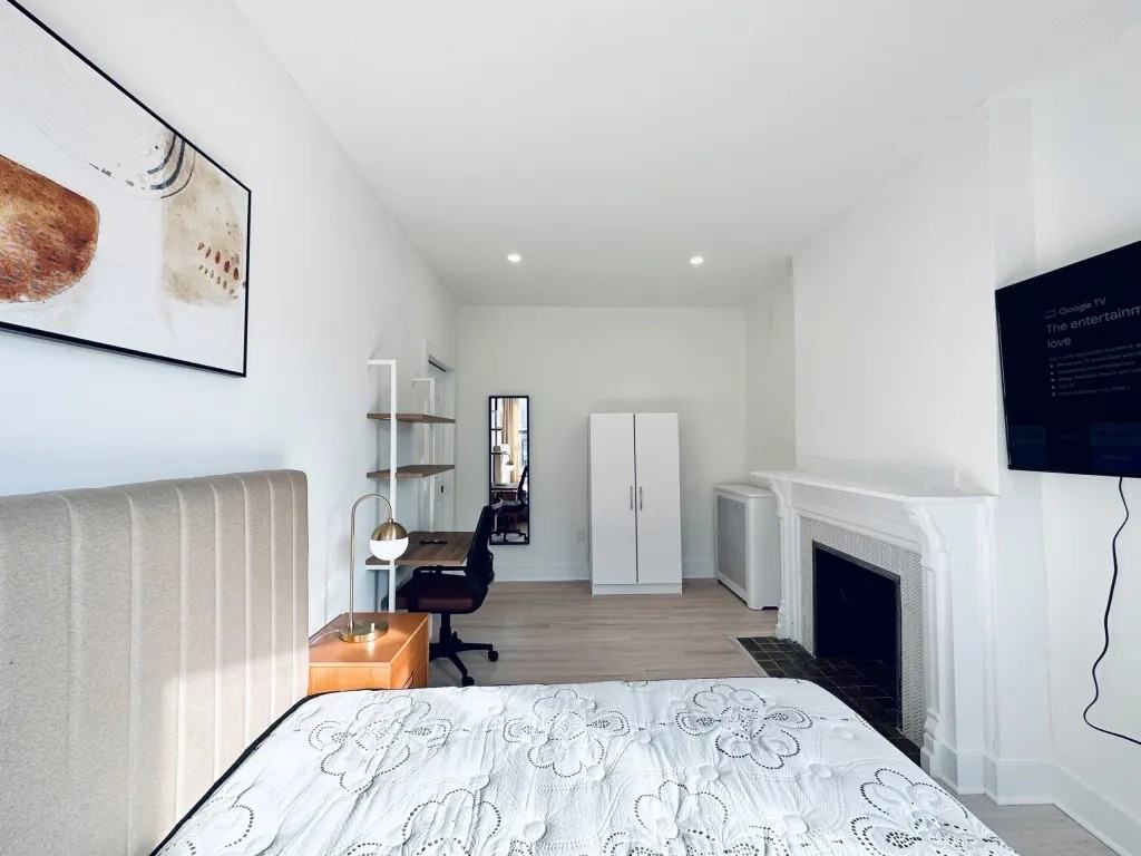 Private Bedroom in 5 Bedroom/2 Bathroom Home - Photo 6 of 17