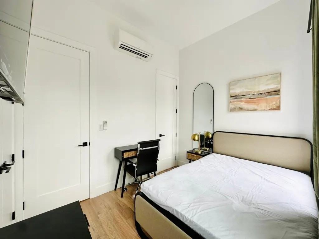 Private Bedroom in 6 Bedroom/1 Bathroom Home - Photo 3 of 8