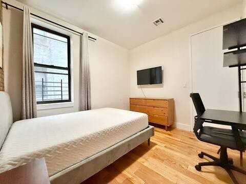 Private Bedroom in 4 Bedroom/2 Bathroom Home - Photo 4 of 6