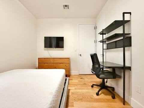Private Bedroom in 4 Bedroom/2 Bathroom Home - Photo 2 of 6