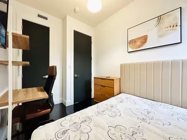 Private Bedroom in 3 Bedroom/1 Bathroom Home - Photo 6 of 6