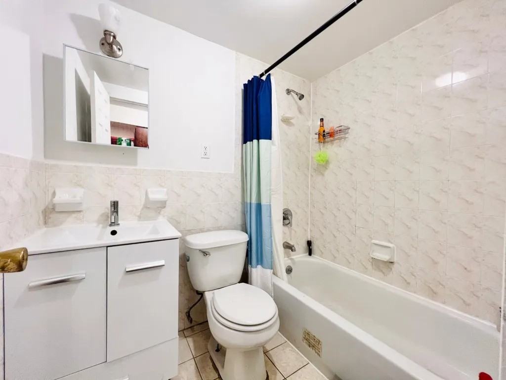 Private Bedroom in 4 Bedroom/1.5 Bathroom Home - Photo 5 of 8