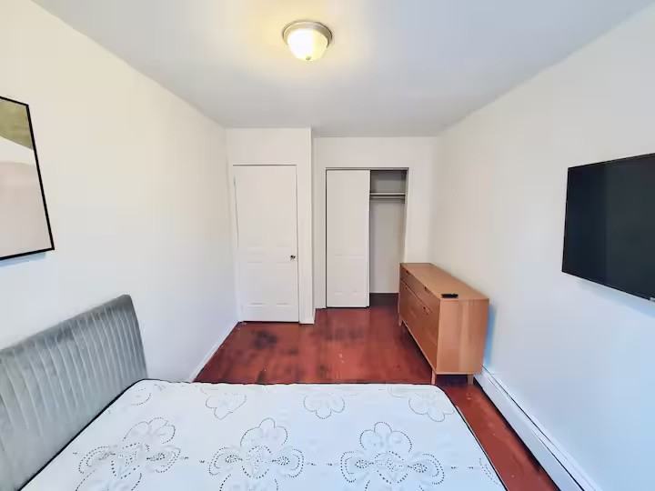 Private Bedroom in 4 Bedroom/1.5 Bathroom Home - Photo 6 of 8