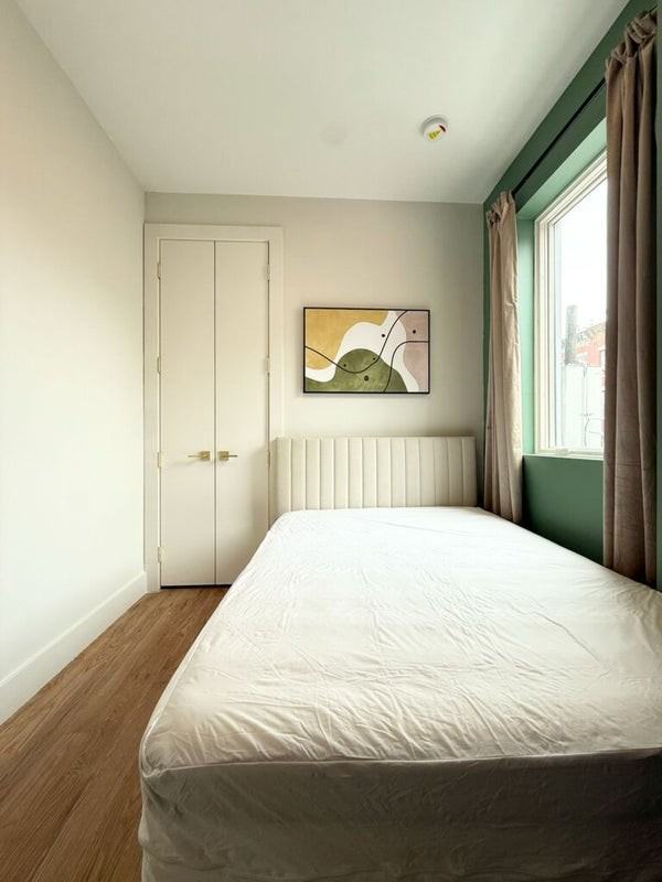 Private Bedroom in 5 Bedroom/2 Bathroom Home - Photo 3 of 7