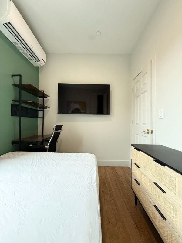 Private Bedroom in 5 Bedroom/2 Bathroom Home - Photo 2 of 7