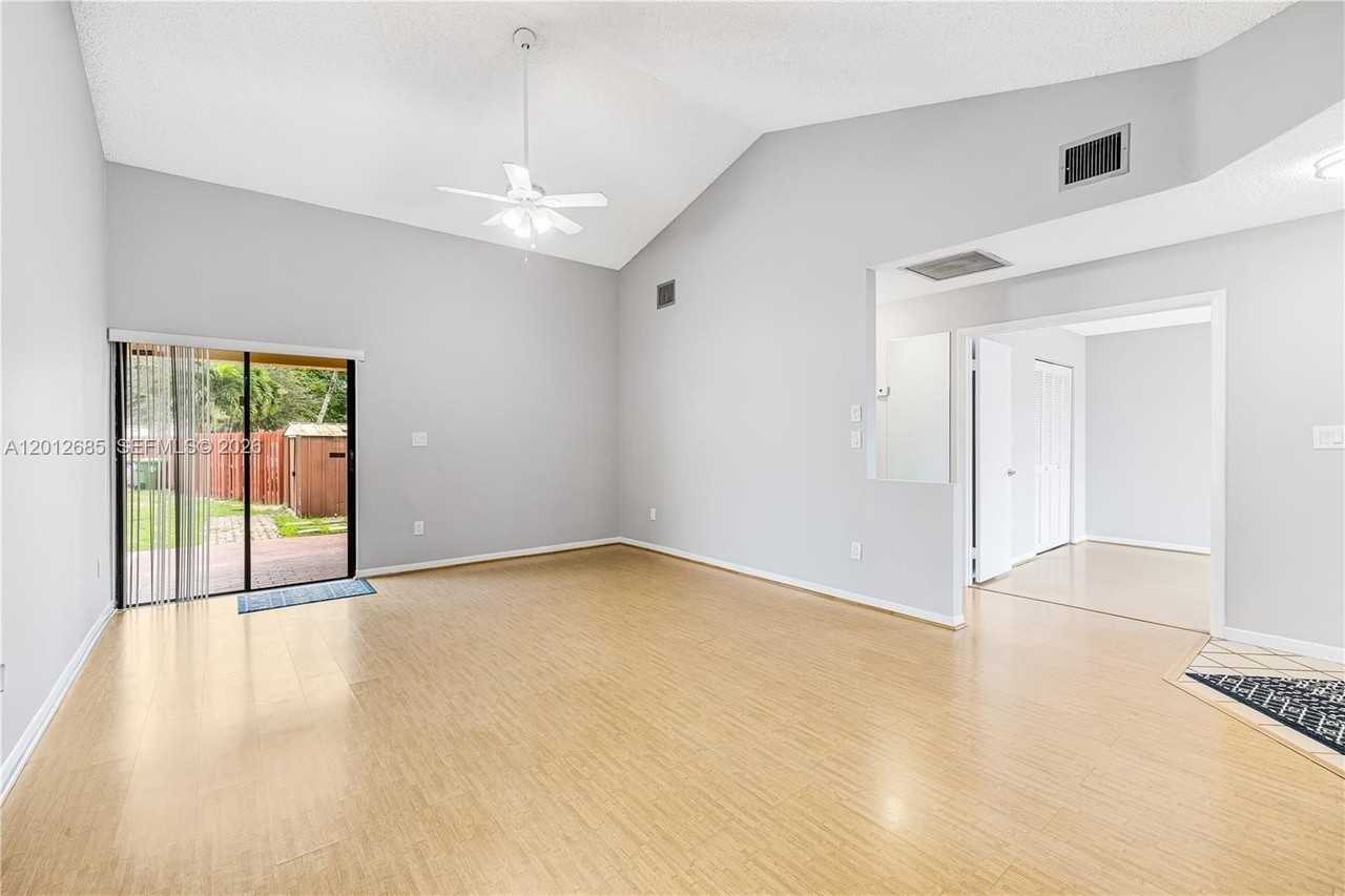 11301 Sw 4th St - Photo 5 of 46
