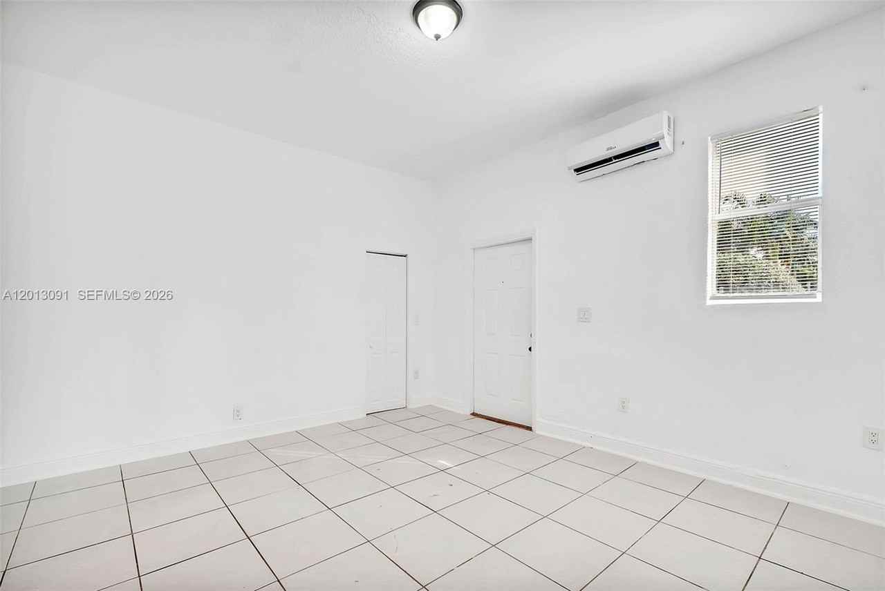 50 Nw 79th St #4 - Photo 3 of 6
