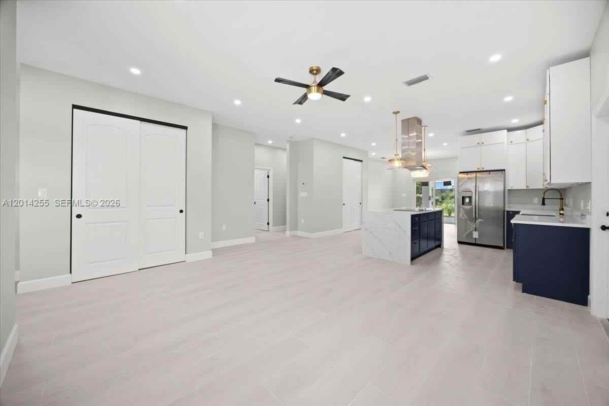 930 34th St - Photo 3 of 17