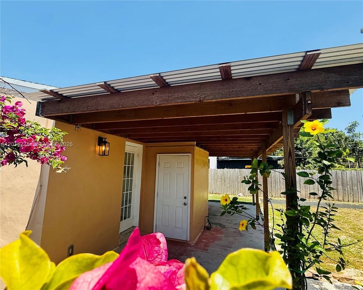 2318 Dewey St - Photo 4 of 28