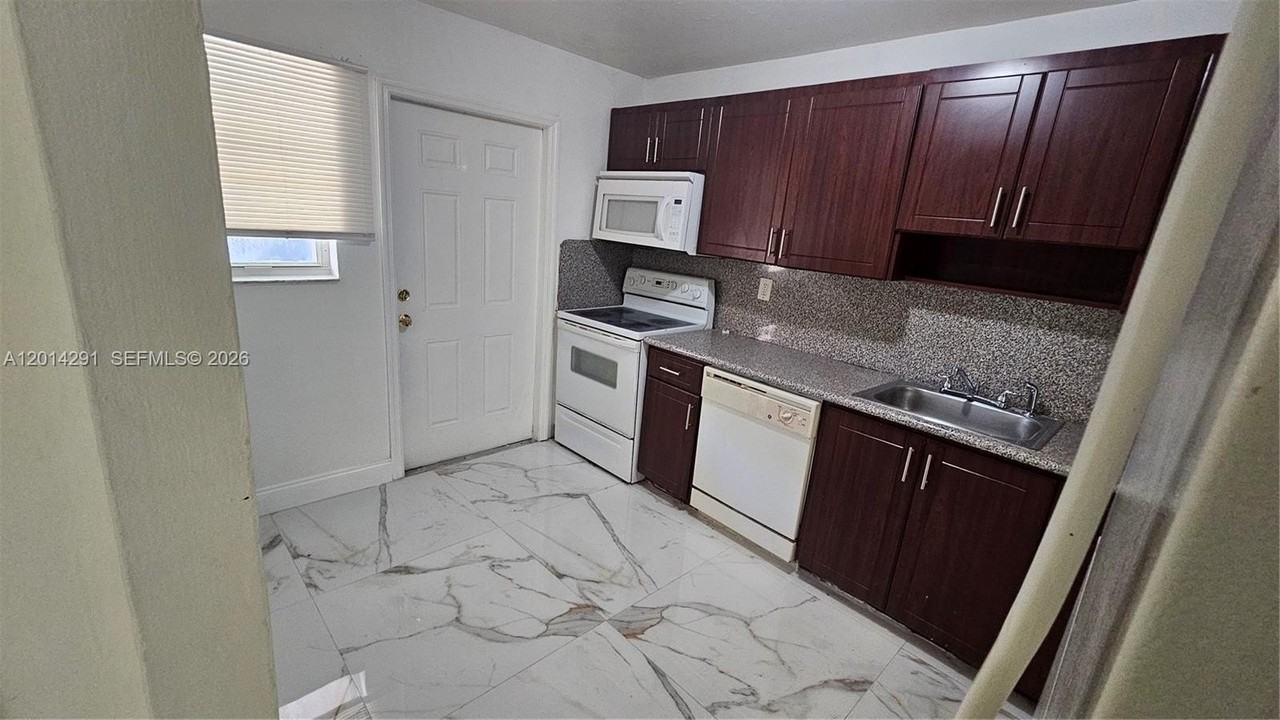 1524 Sw 5th Pl #B - Photo 6 of 17