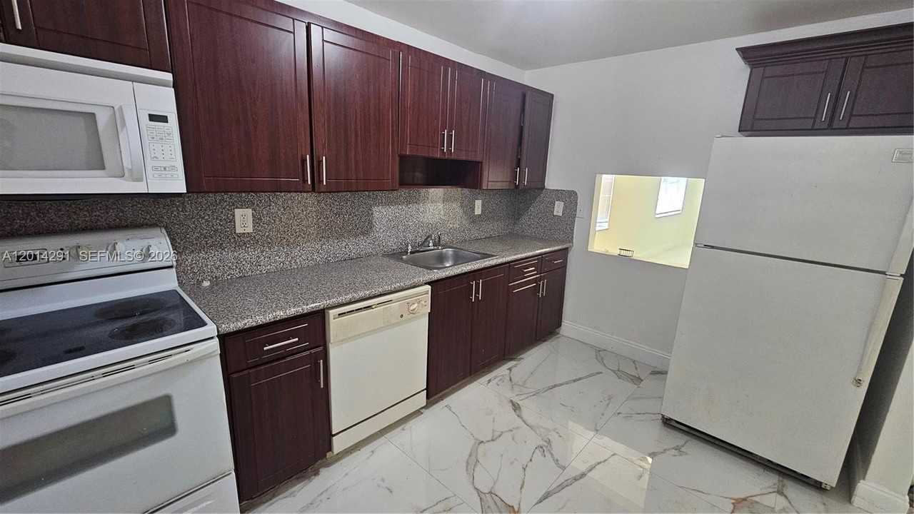 1524 Sw 5th Pl #B - Photo 7 of 17
