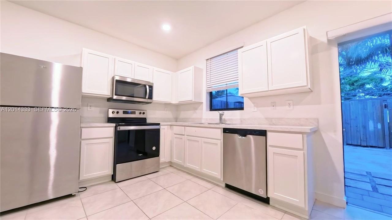 1232 Ne 5th Ct #1232 - Photo 3 of 48