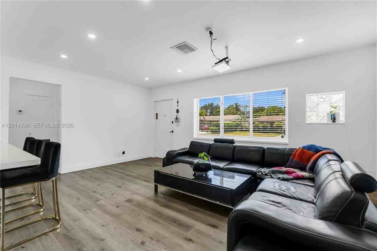 2533 Johnson St - Photo 5 of 32