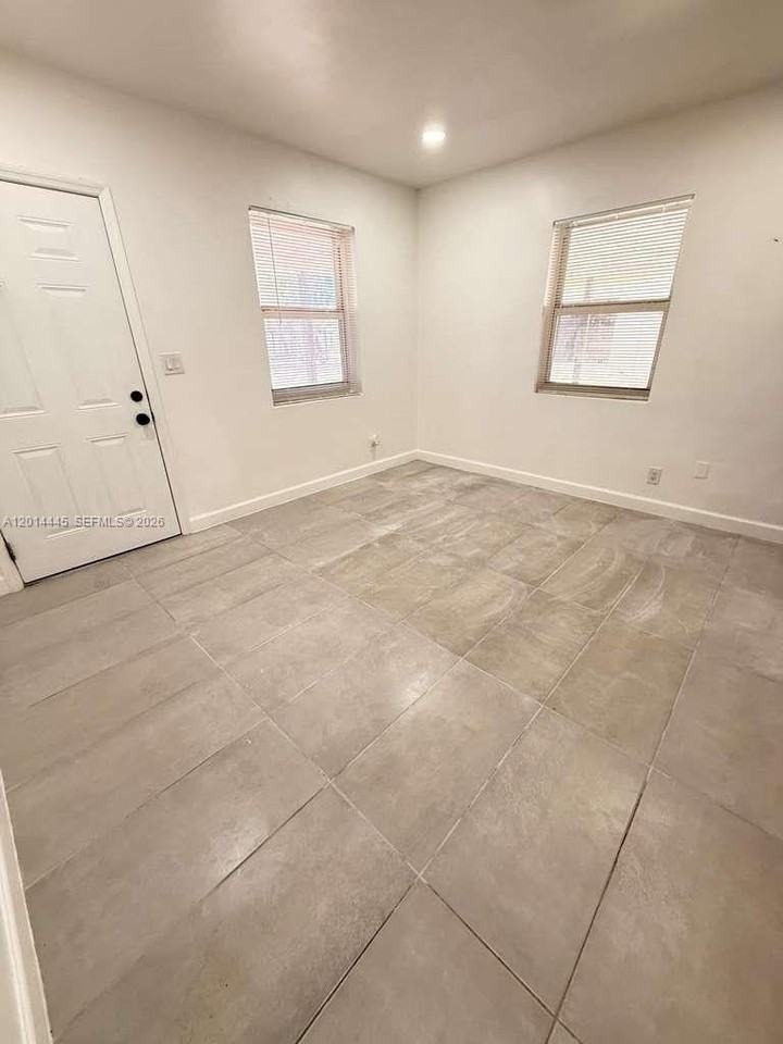 504 Nw 15th Ave #A - Photo 3 of 8