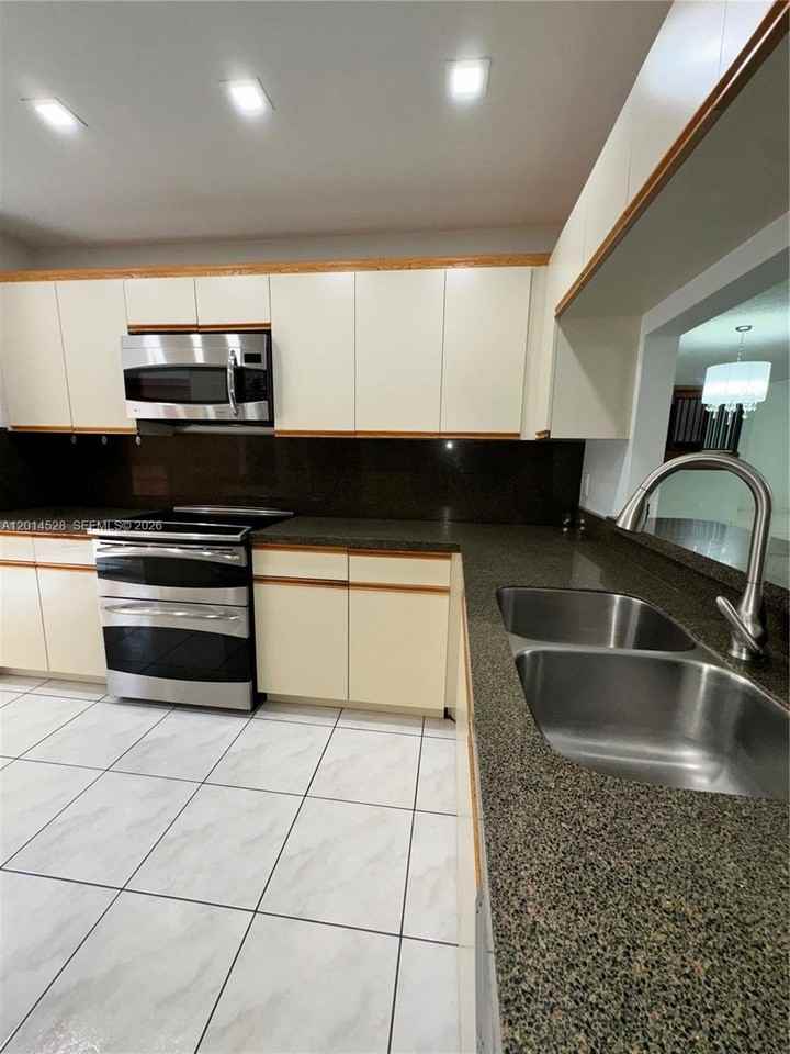 4745 Nw 98th Pl - Photo 6 of 28