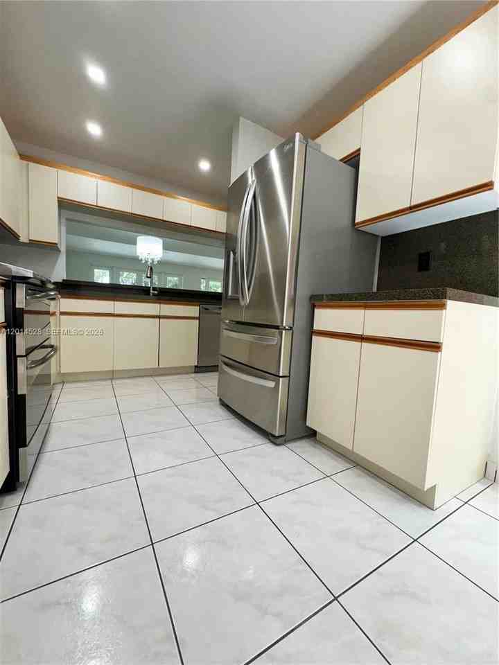 4745 Nw 98th Pl - Photo 7 of 28