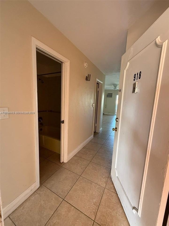 18707 Ne 2nd Ave #918 - Photo 4 of 8