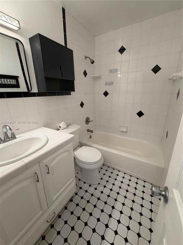 2240 Ne Rustic Way - Photo 4 of 7