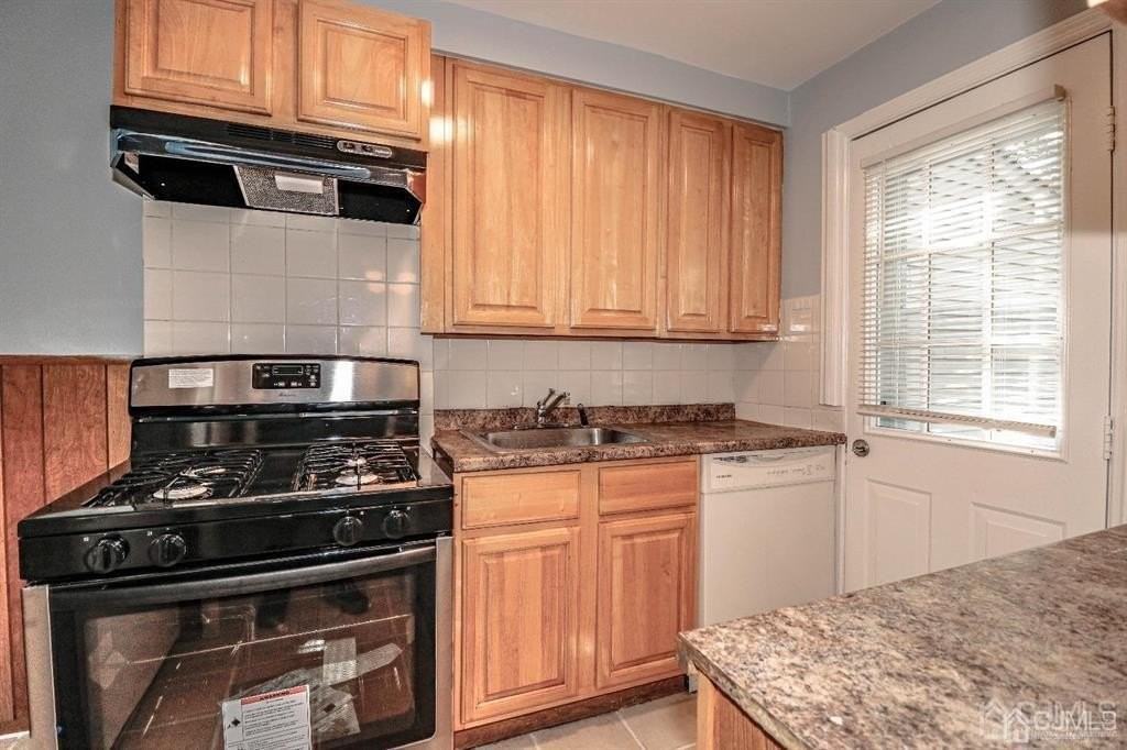 9 Macarthur Dr - Photo 4 of 12