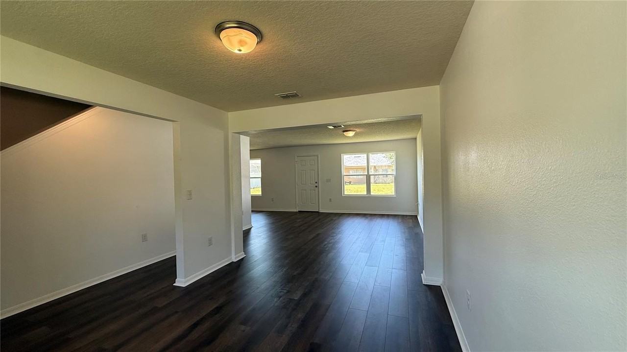 15 Renshaw Dr - Photo 4 of 30