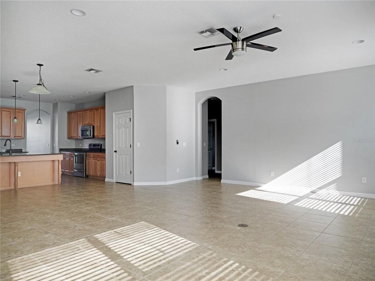 15002 Ozzi St - Photo 5 of 22