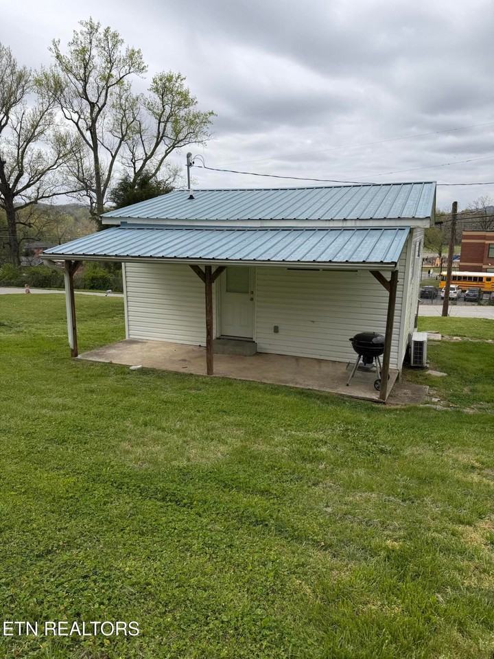 621 Russell Ave - Photo 2 of 5