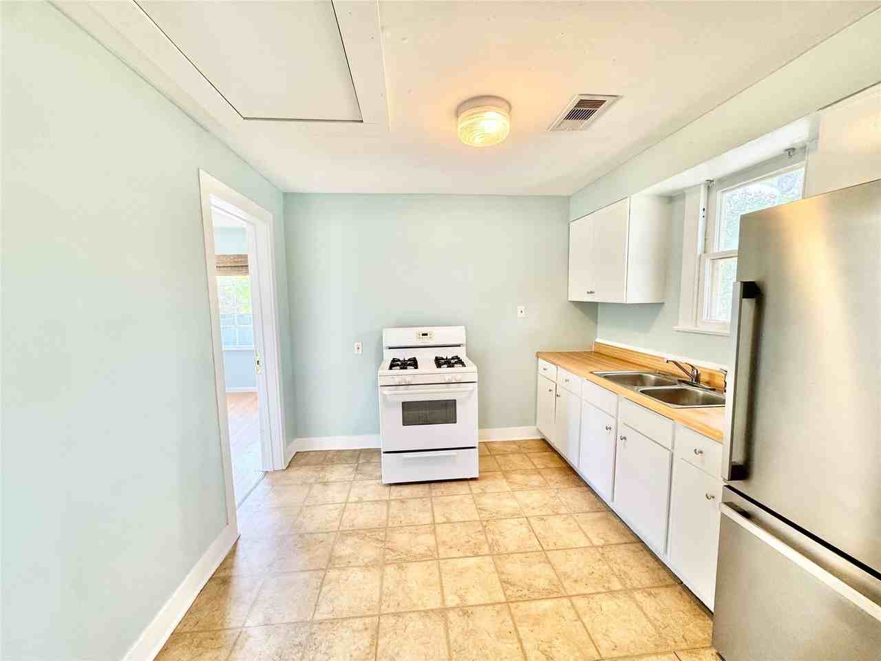 1505 Avenue L - Photo 3 of 24