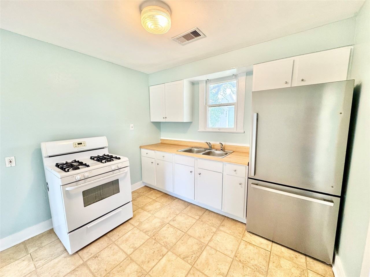 1505 Avenue L - Photo 4 of 24