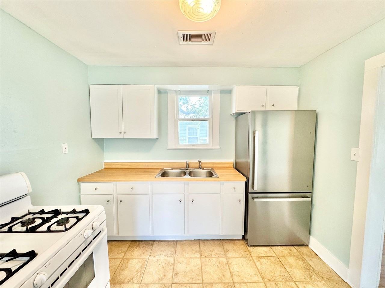 1505 Avenue L - Photo 5 of 24