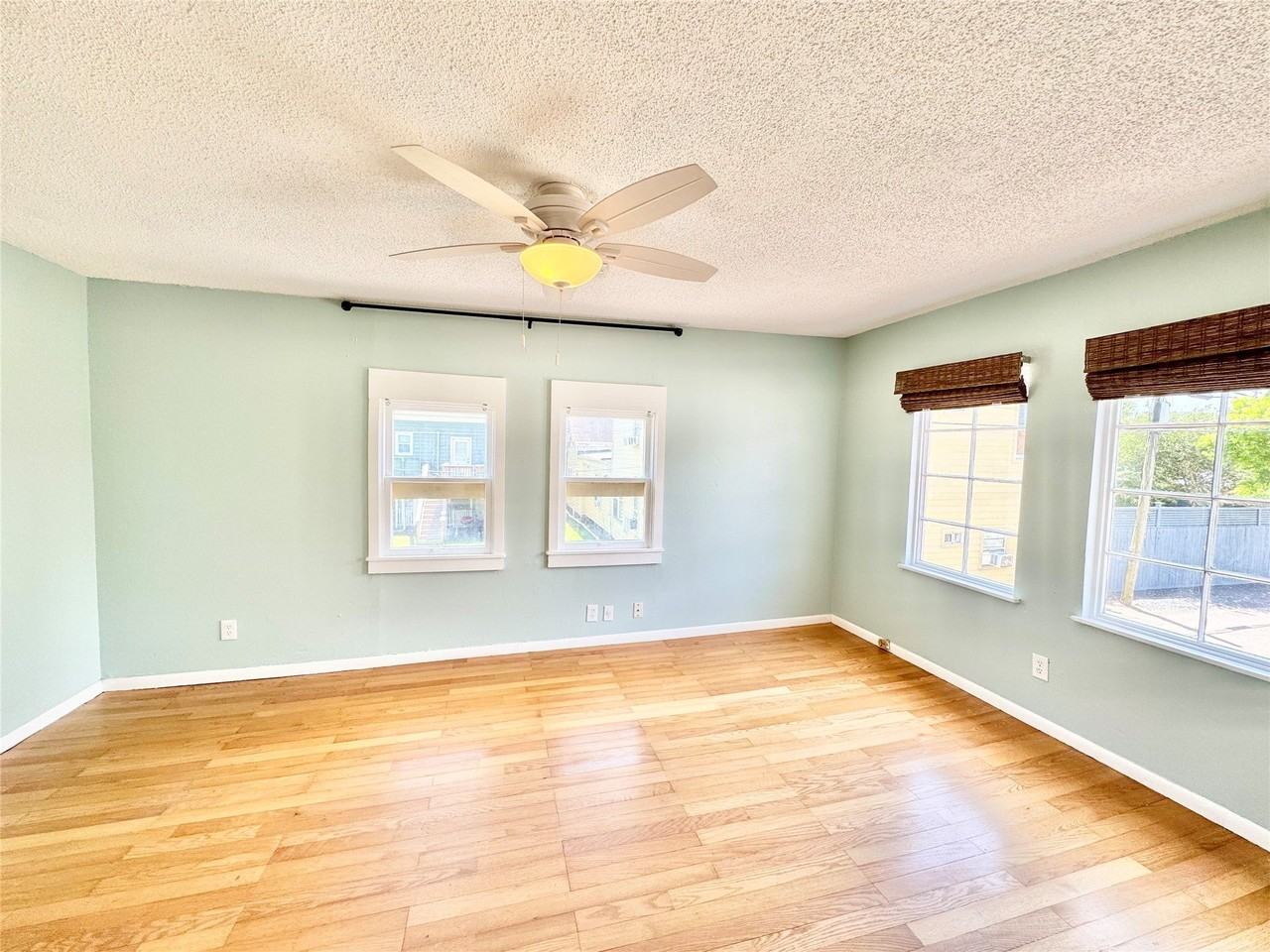 1505 Avenue L - Photo 6 of 24