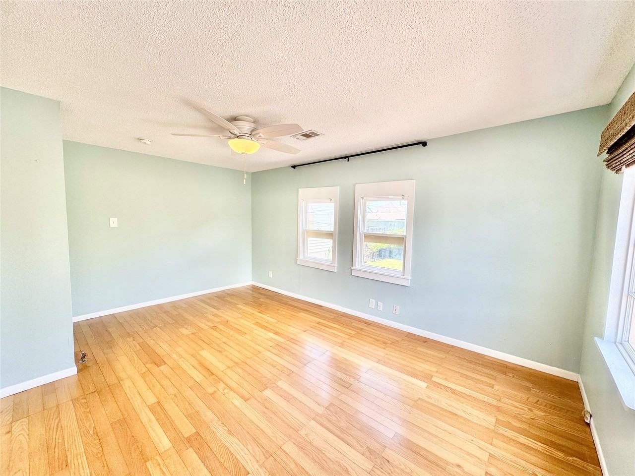 1505 Avenue L - Photo 7 of 24