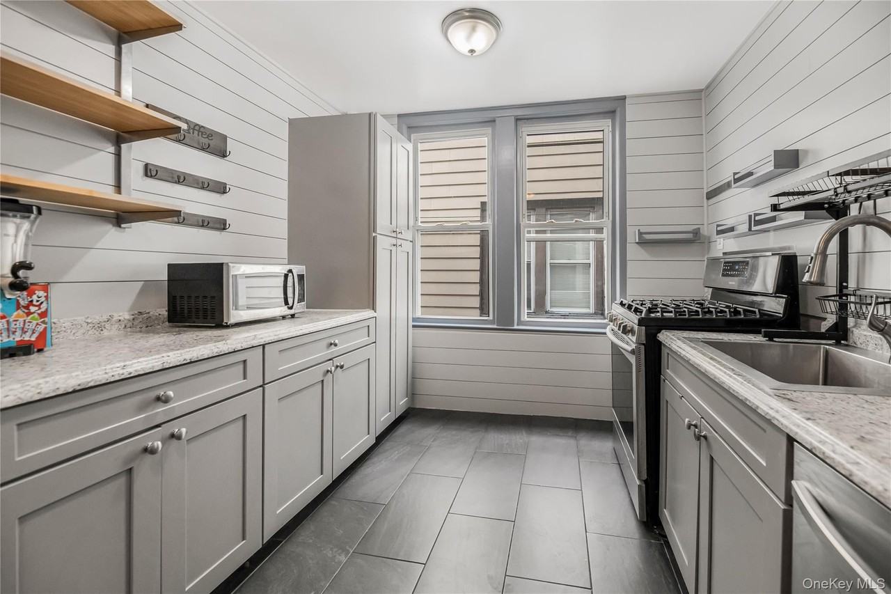 151 Burhans Ave - Photo 5 of 18