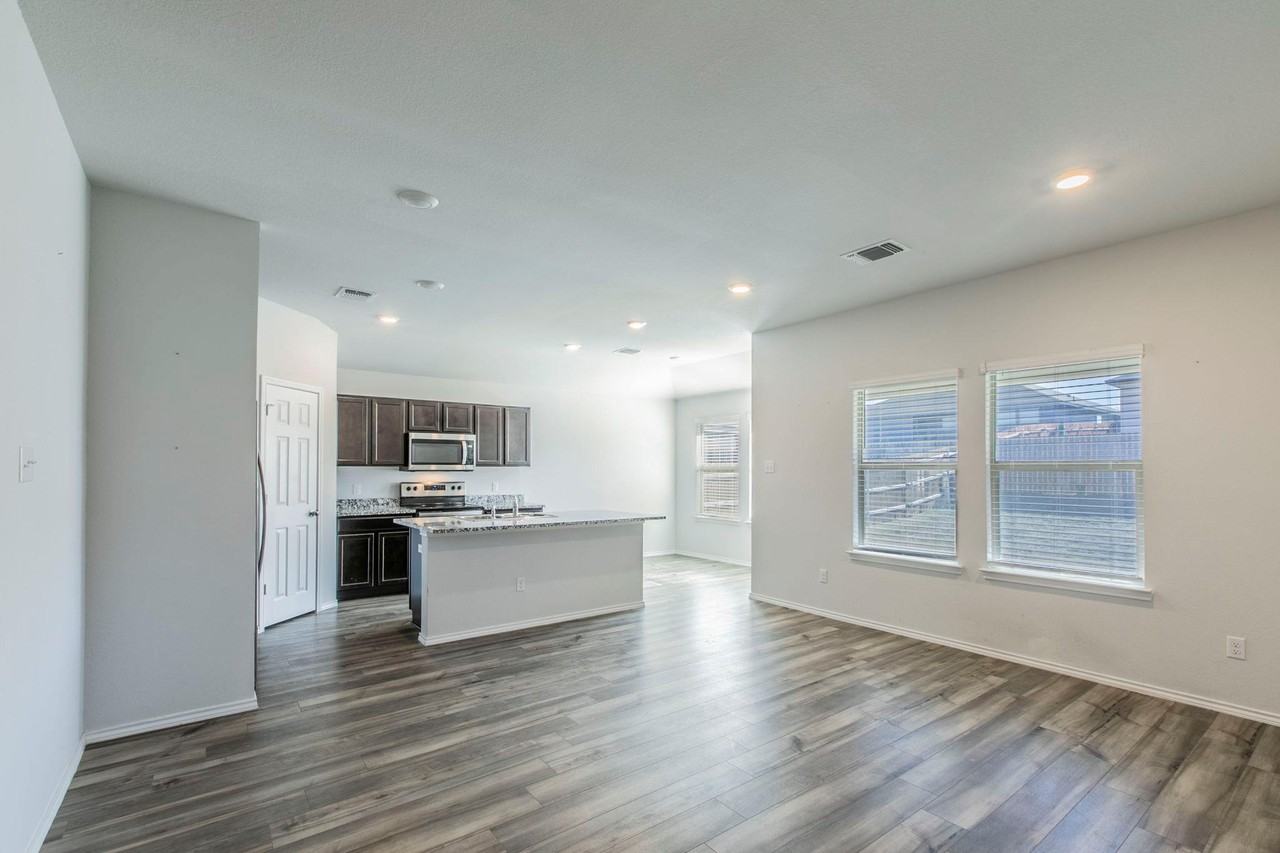 237 Poplin Ln - Photo 2 of 23