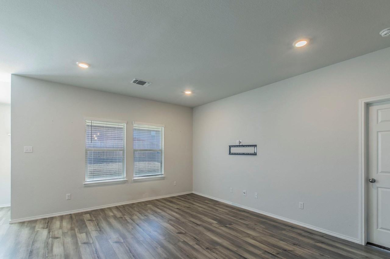 237 Poplin Ln - Photo 3 of 23